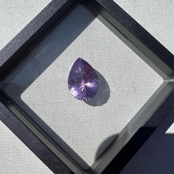 26 carat Brazilian Amethyst in floating display case - Picture 2 of 7